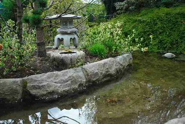 What Role Do Lanterns Play In Zen Gardens?